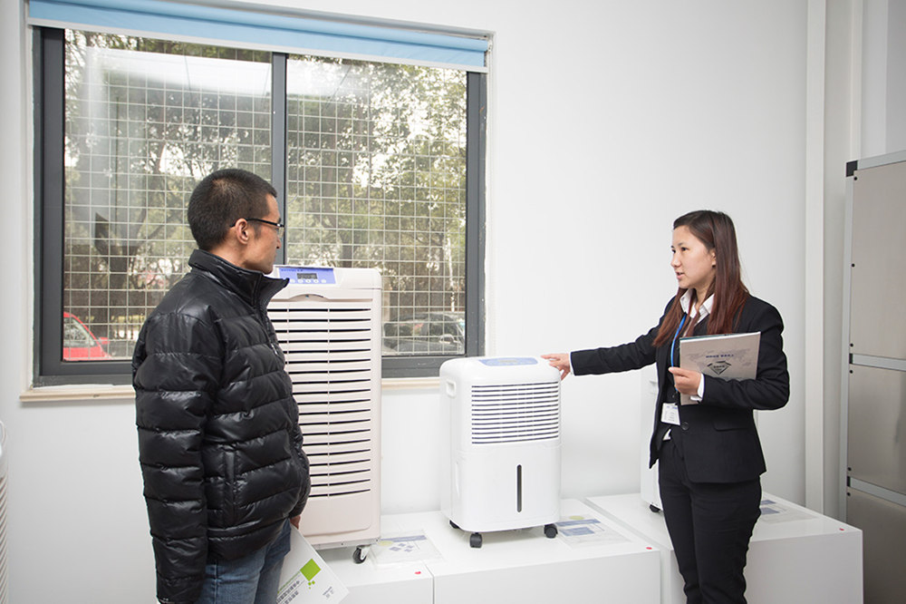 湿腾业务员给客户介绍产品